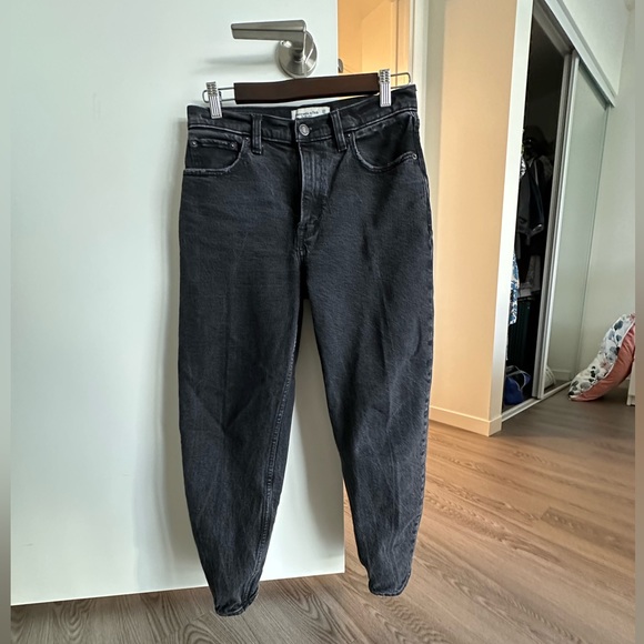 Abercrombie & Fitch Denim - Abercrombie & Fitch The 90s Mom High-Rise Jeans